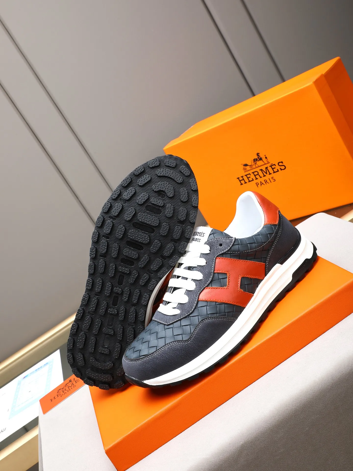 📛📛📛PPP420 (Hermes)🆕Men's color-blocked sneakers with textured calfskin details. Spliced ​​with original cowhide, this shoe draws inspiration from the equestrian world, integrating technical details and practical functions. Breathable sheep lining, original combination outsole, high-end quality, and every detail is perfectly combined! Size: 38-44 (45 can be customized)
